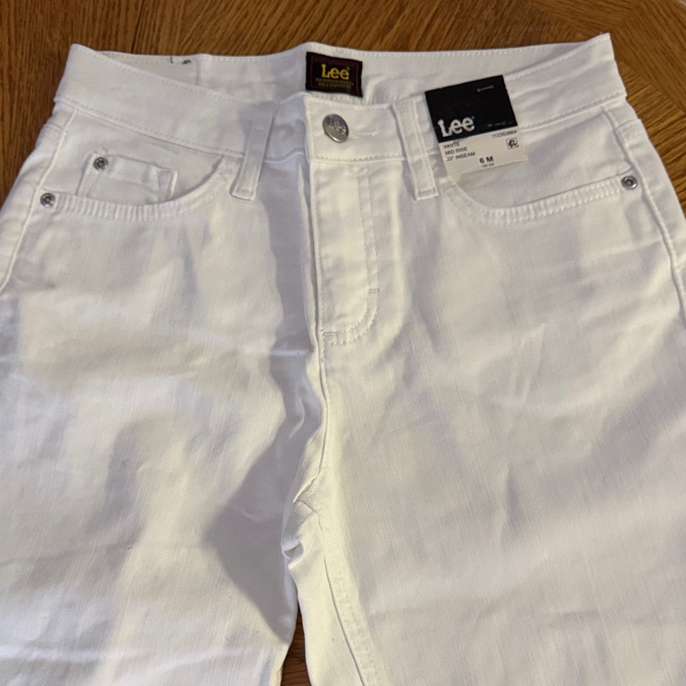 Lee Women’s Jr Misses Crisp White  Denim Jeans size 6 M Mid Rise 22” inseam